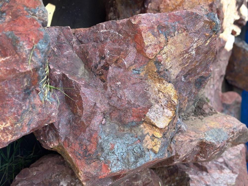 Камни для ландшафтного дизайна красно-фиолетовые 10-60 килограмм купить в Чите