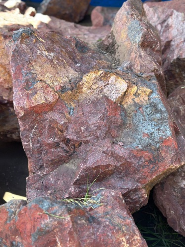 Камни для ландшафтного дизайна красно-фиолетовые 10-60 килограмм купить в Чите