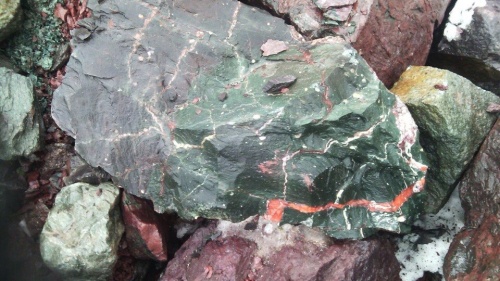 Гигантские зелёные валуны для ландшафтного дизайна весом более 5 тонн купить в Чите