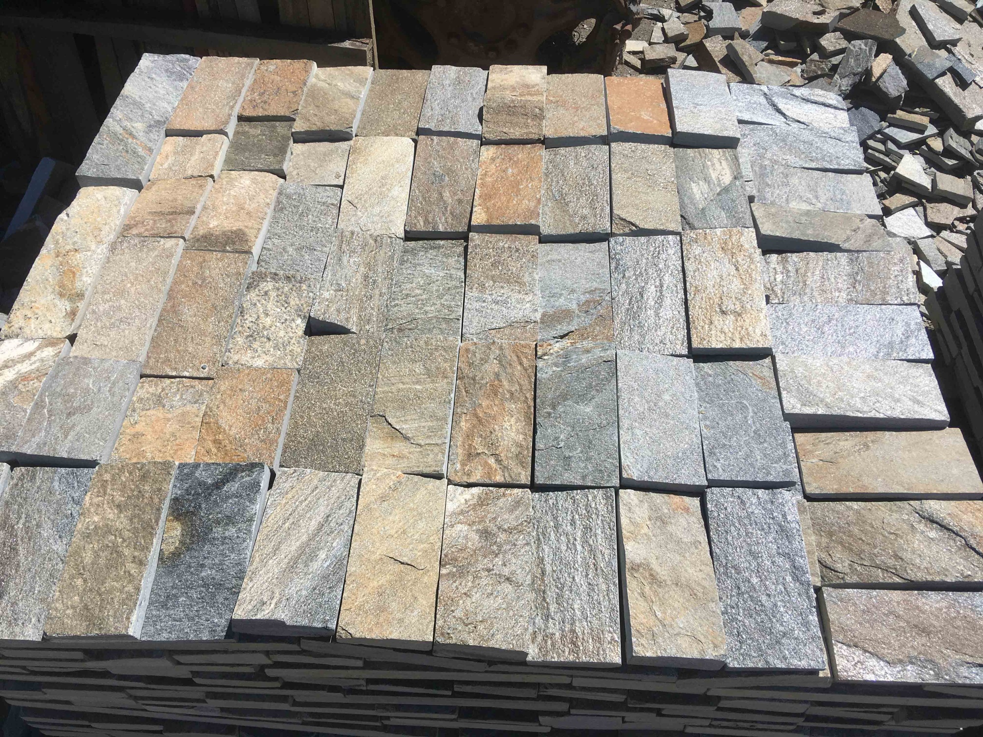 Плитка пилёная златолит Уральский для фасада купить в Чите