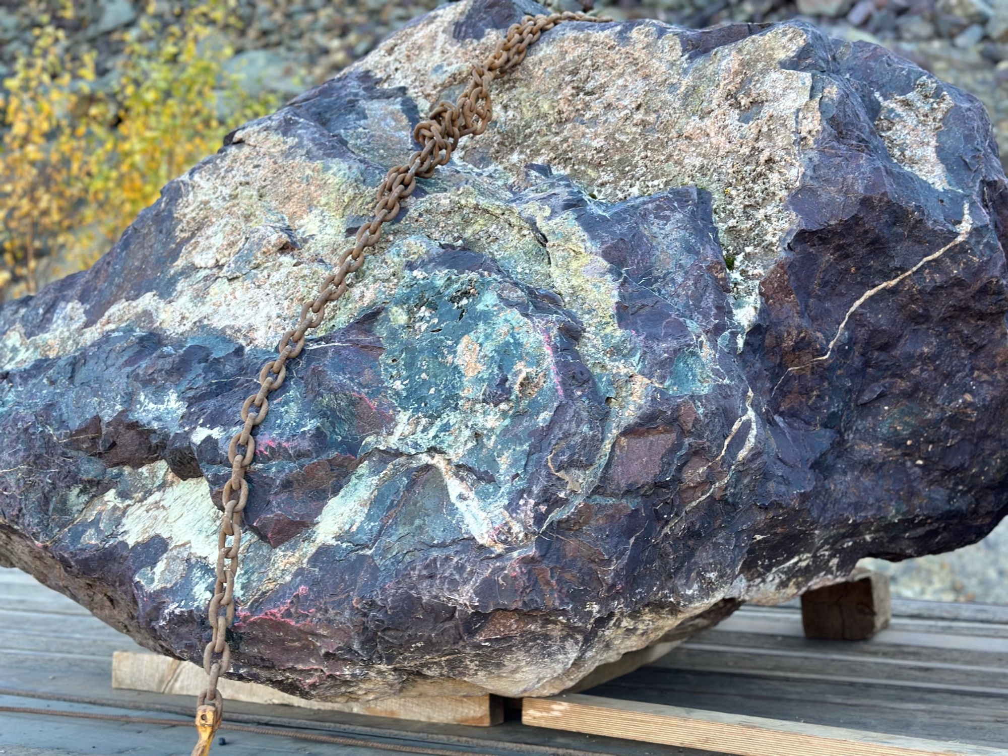 Огромные красно-фиолетовые валуны для ландшафтного дизайна весом более 5 тонн купить в Чите