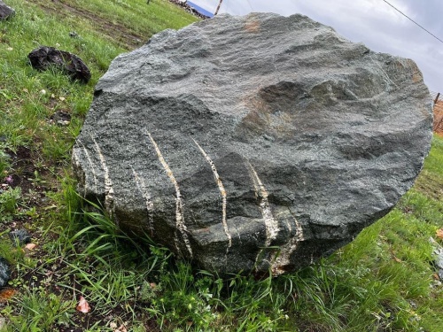 Гигантские зелёные валуны для ландшафтного дизайна весом более 5 тонн купить в Чите