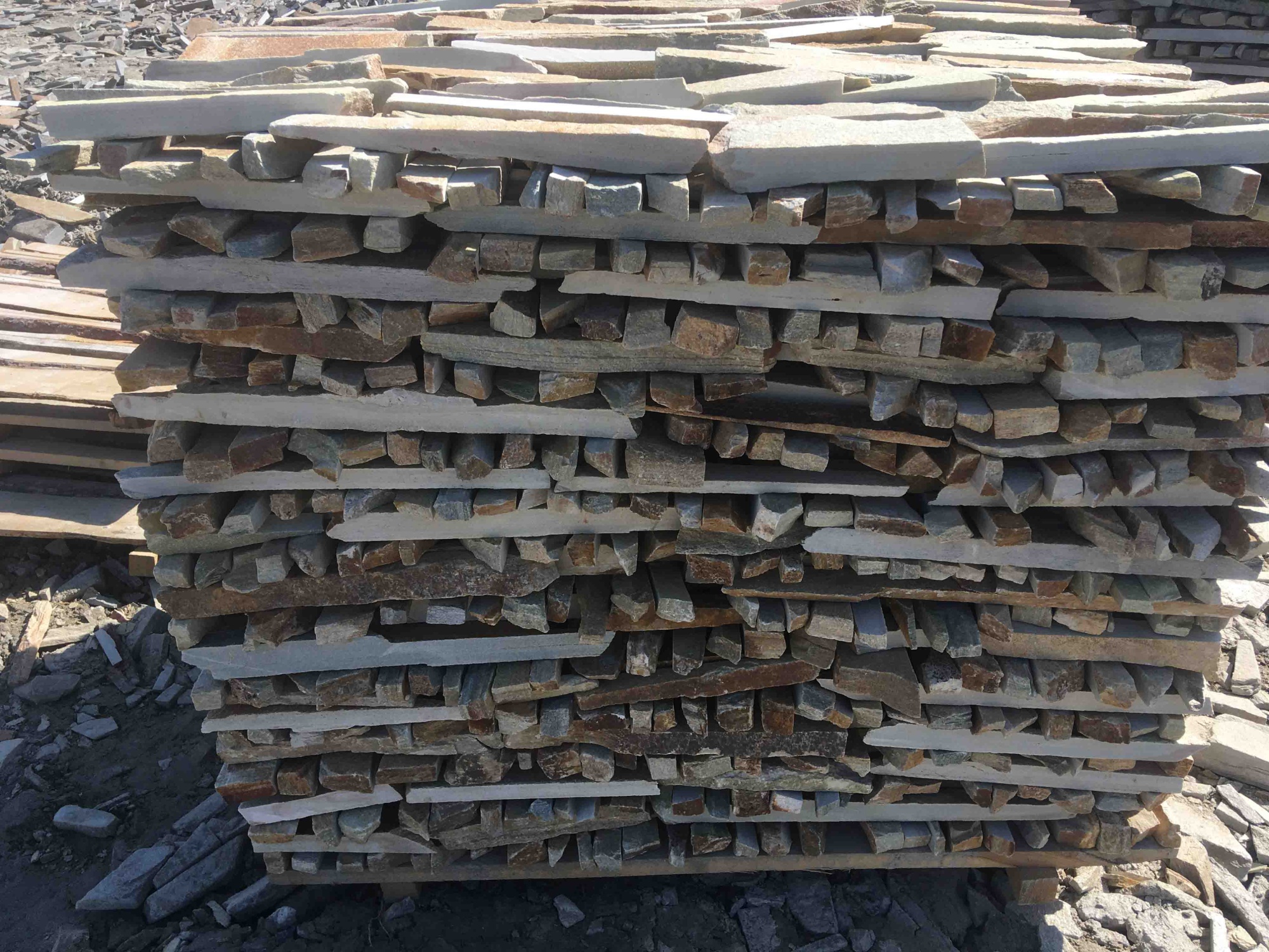 Горбушка златолит золотистый для облицовки купить в Чите