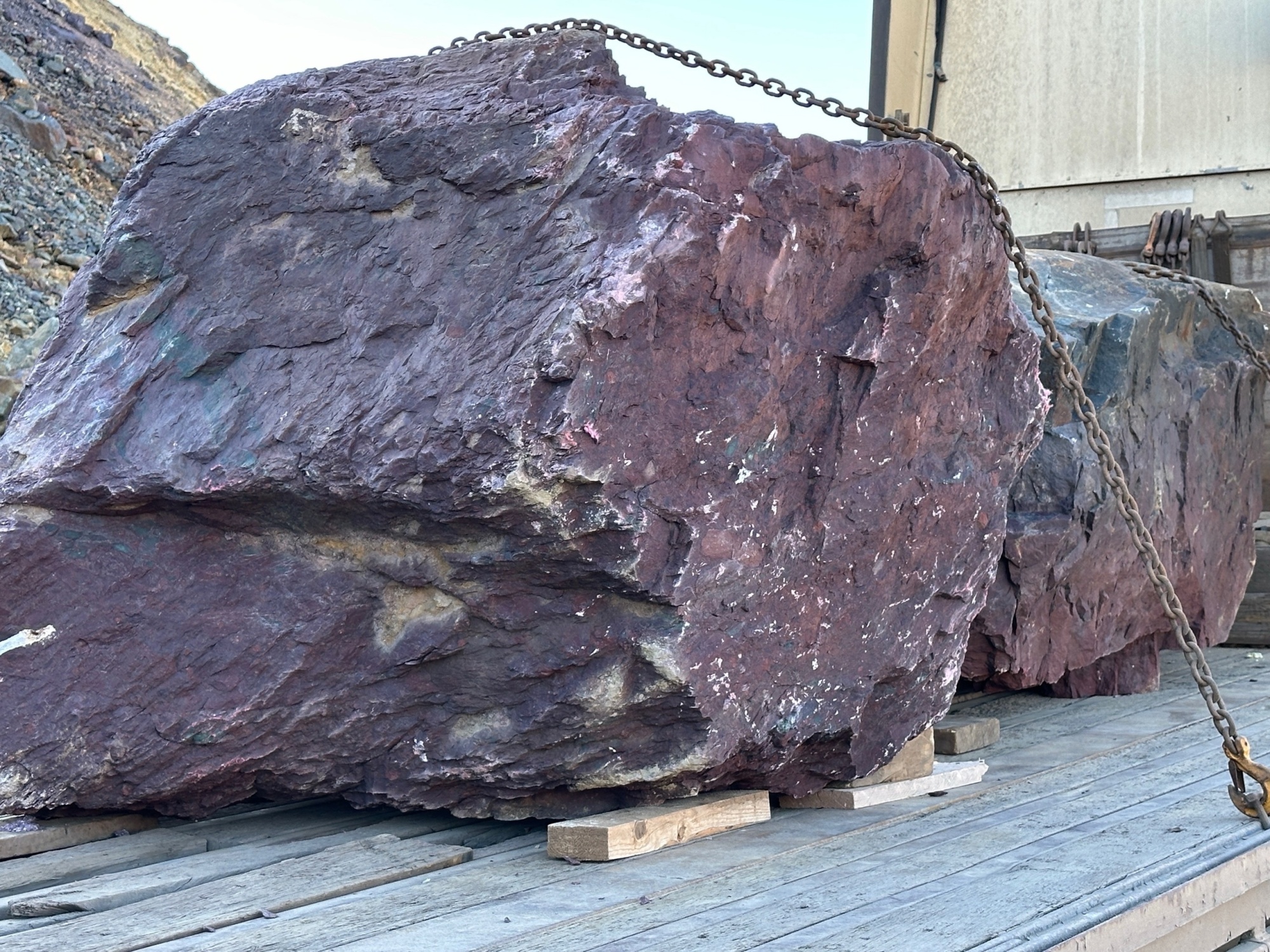 Огромные красно-фиолетовые валуны для ландшафтного дизайна весом более 5 тонн купить в Чите