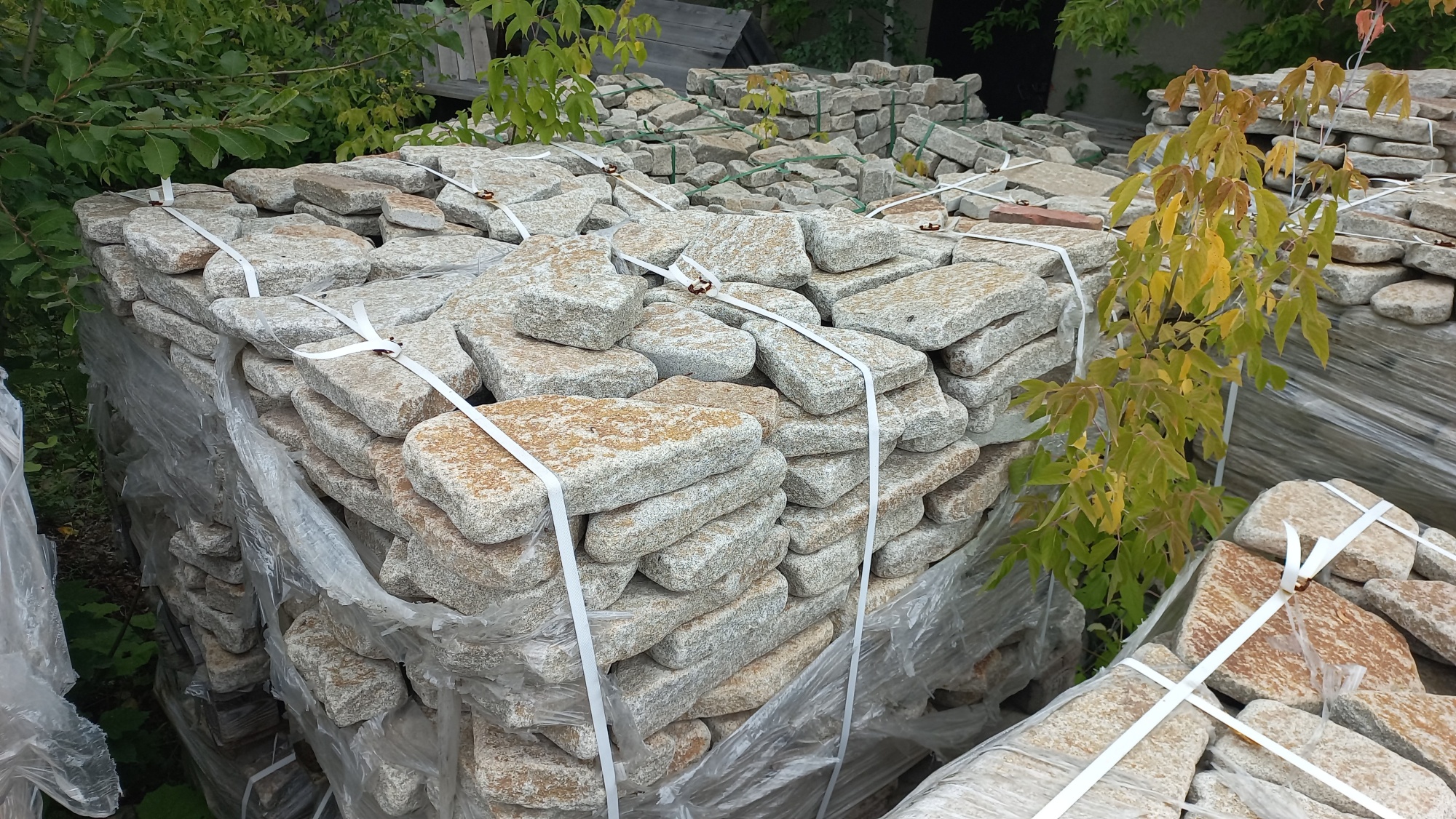 Плитняк галтованный гранитный для ландшафтного дизайна купить в Чите