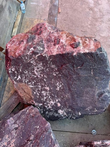 Камни для ландшафтного дизайна красно-фиолетовые 10-60 килограмм купить в Чите