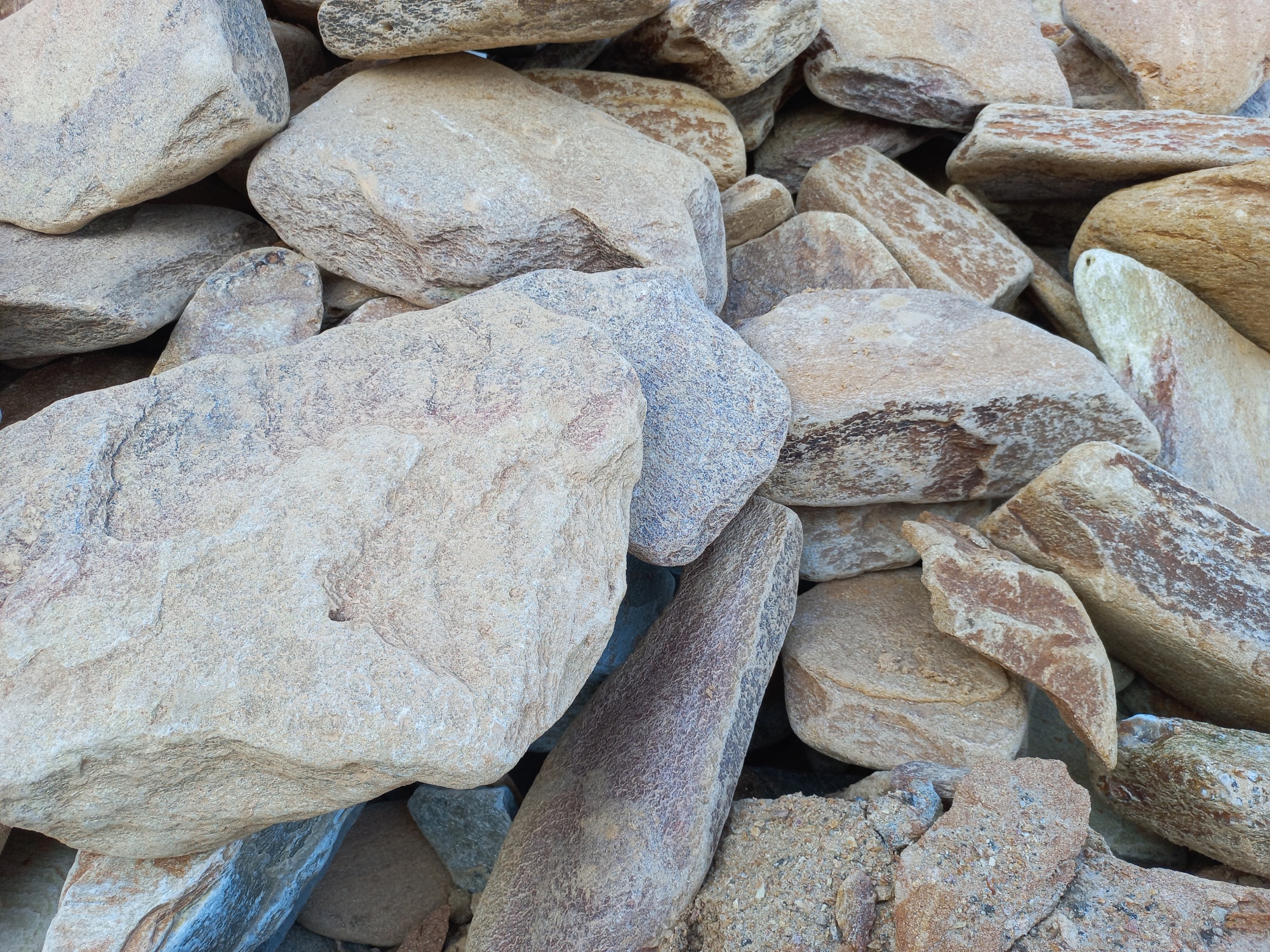 Златолит жёлтый, жёлто-зелёный глыбки и валуны для ланшафтного дизайна купить в Чите