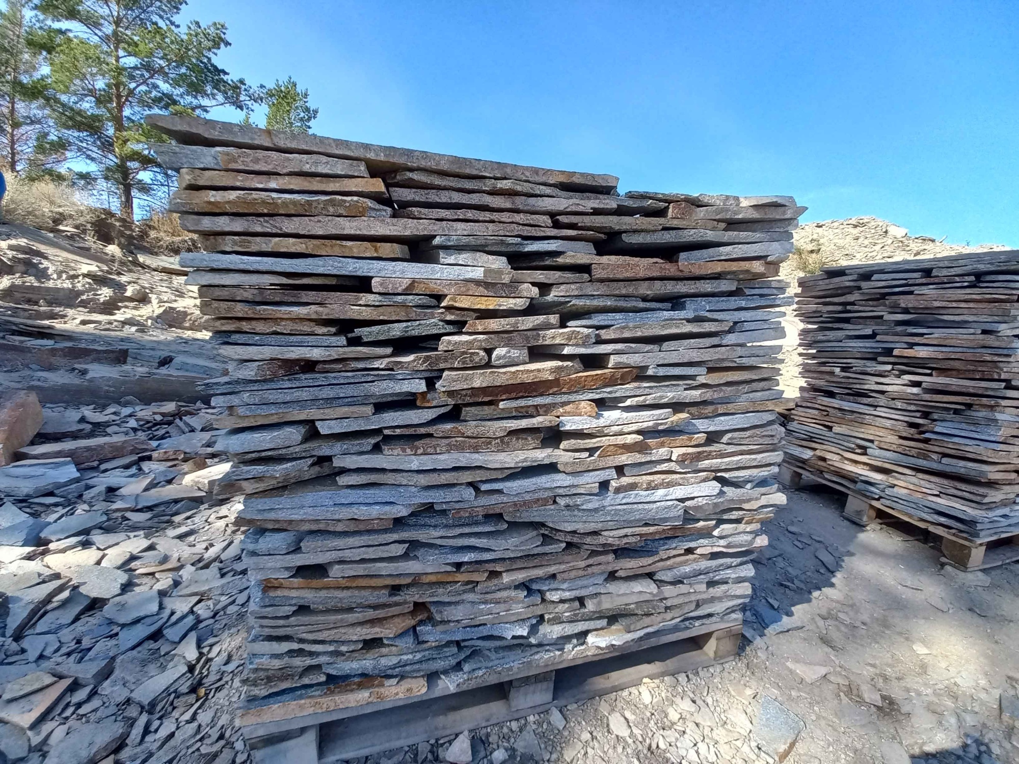 Плитняк златолит серебристый для фасада купить в Чите