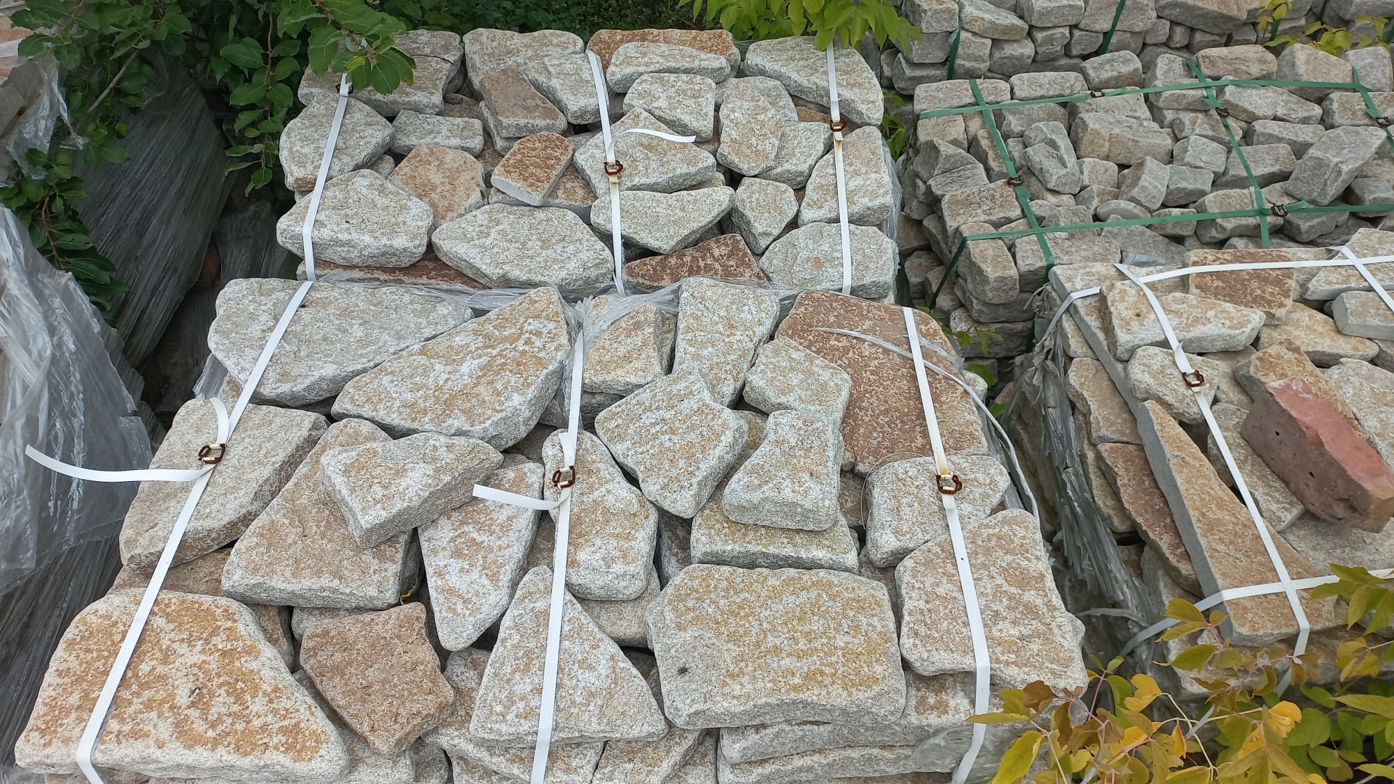 Гранитный плитняк галтованный для мощения купить в Чите