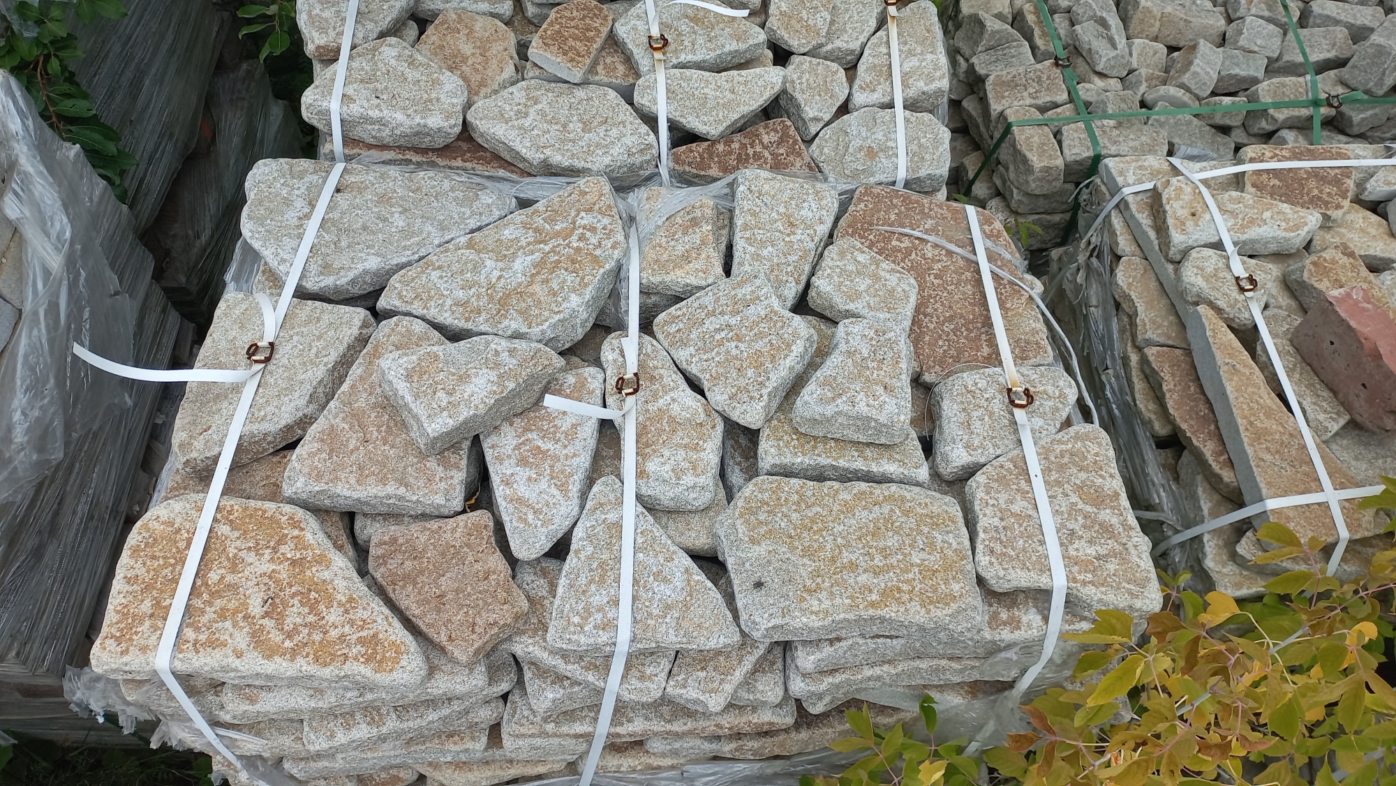 Плитняк галтованный гранитный для ландшафтного дизайна купить в Чите