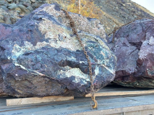 Огромные красно-фиолетовые валуны для ландшафтного дизайна весом более 5 тонн купить в Чите