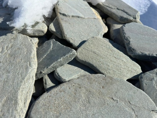 Плитняк златолит зелёный галтованный для цоколя купить в Чите